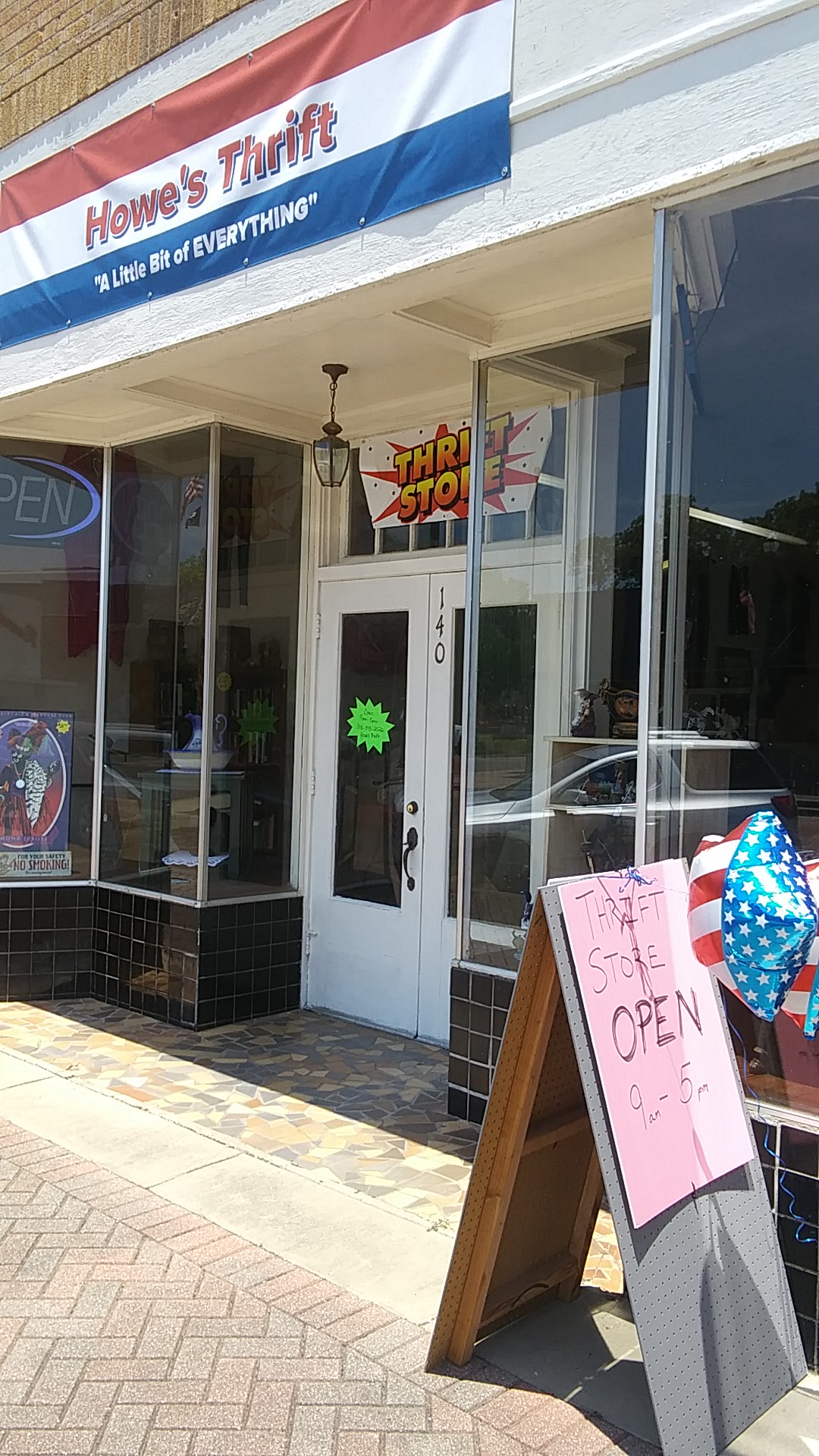 Howe's Thrift in Vivian