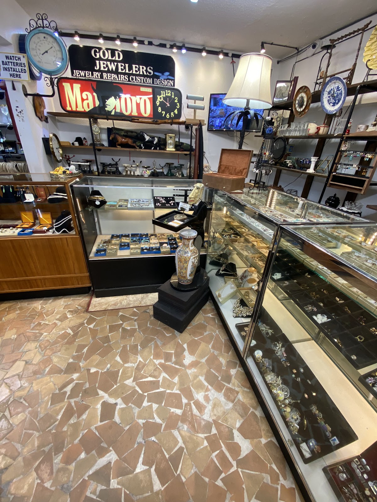 Gold mine thrift antiques, jewelry and collectibles in Winter Haven