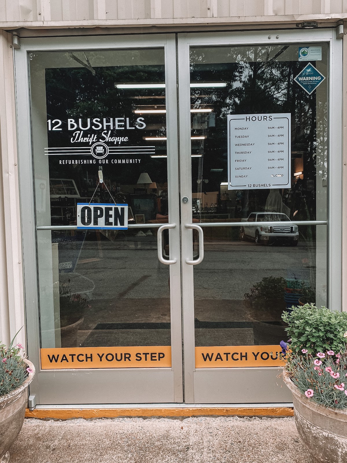 12 Bushels Thrift Shoppe in Scottsboro