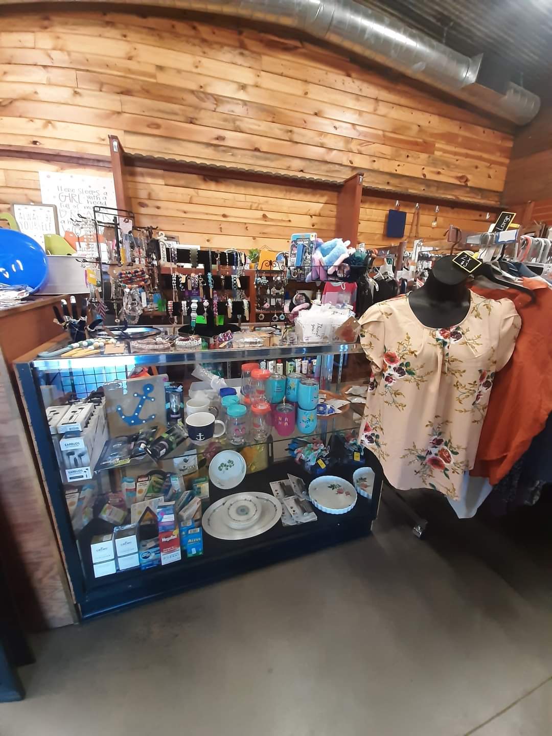 Honey's Thrifting with purpose in Naples