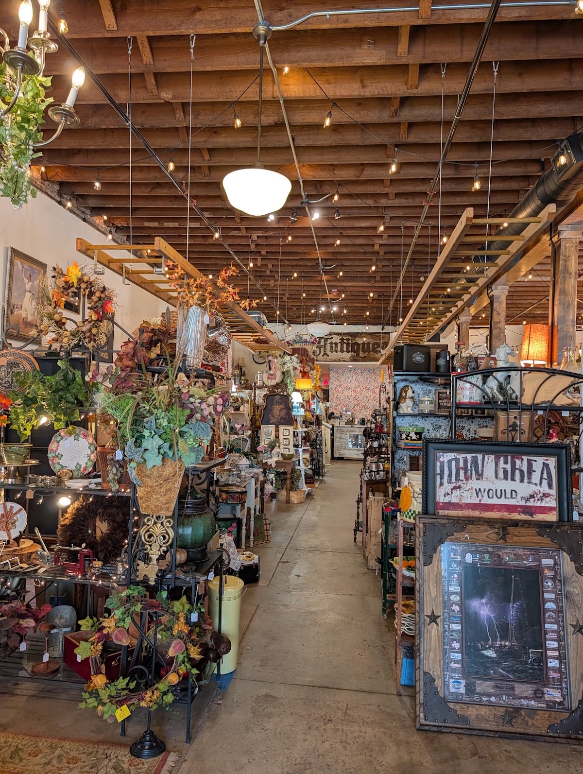 Happy Hoarder Antiques & More in Paris