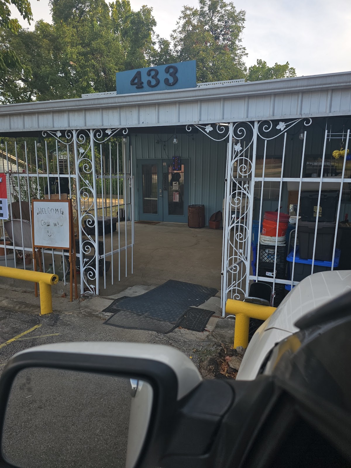 Con Amor Thrift Store in Mineola