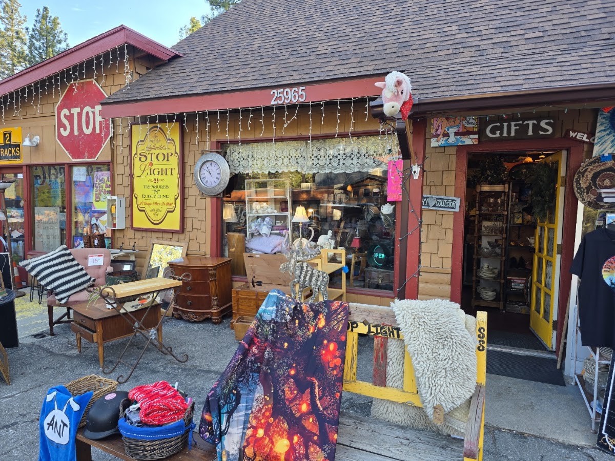 Stop Light Thrift Shop in Idyllwild-Pine Cove