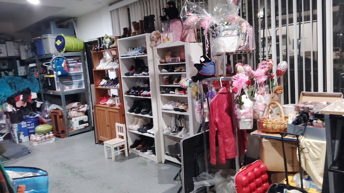 Rinconcito de MT Thrift Boutique in Santa Ana