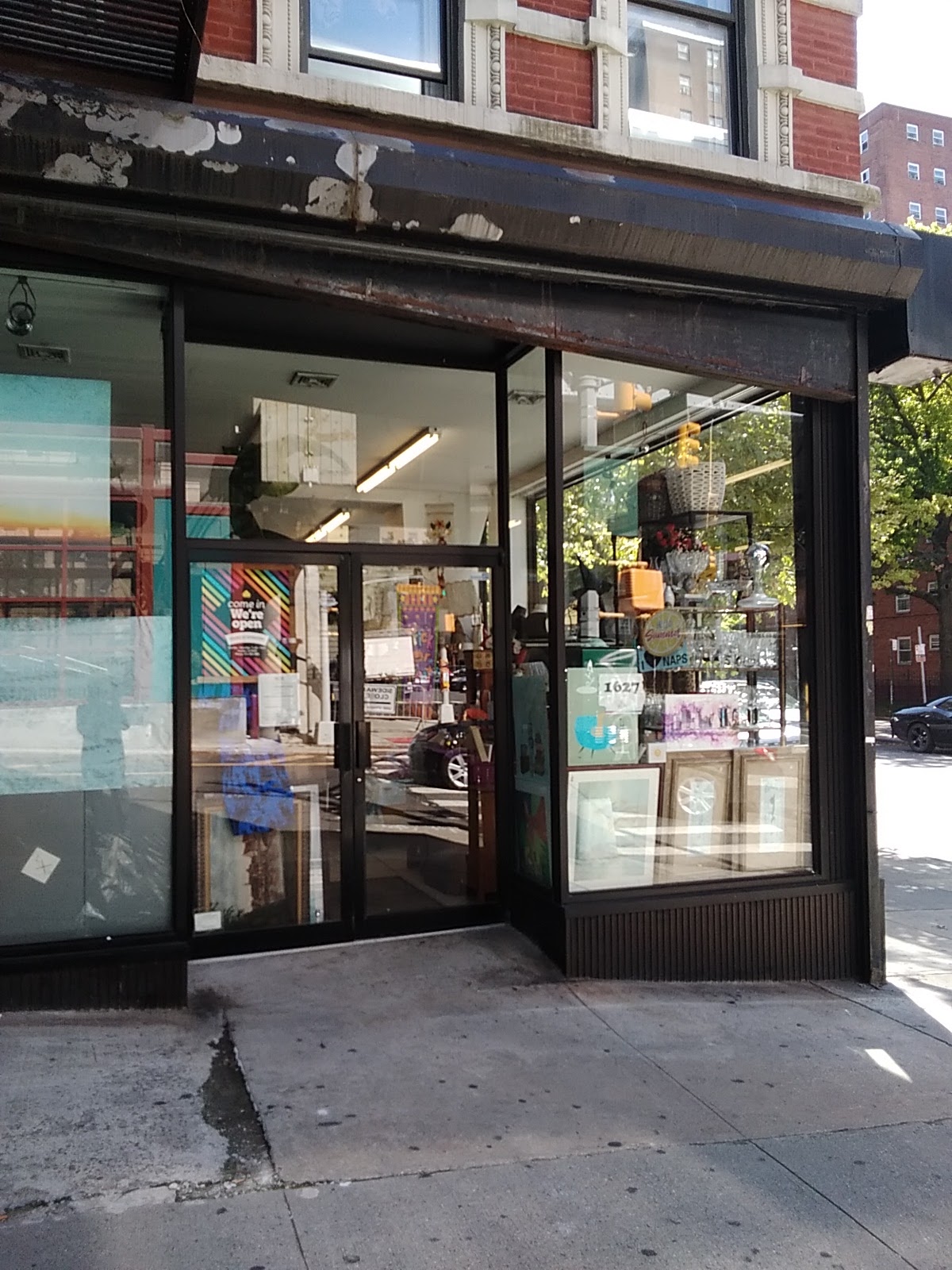 Cooparcoiris thrift store in New York