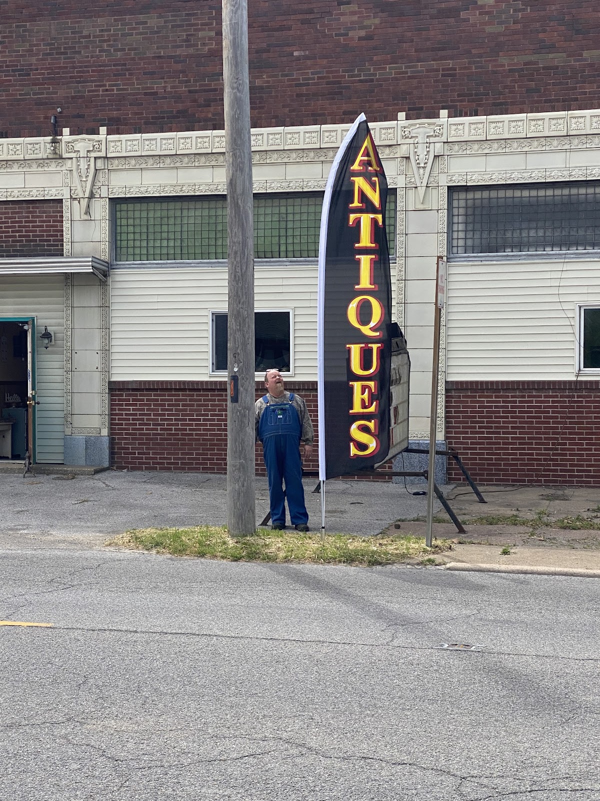 Loyd’s Antiques & Treasures on Market St in Marion