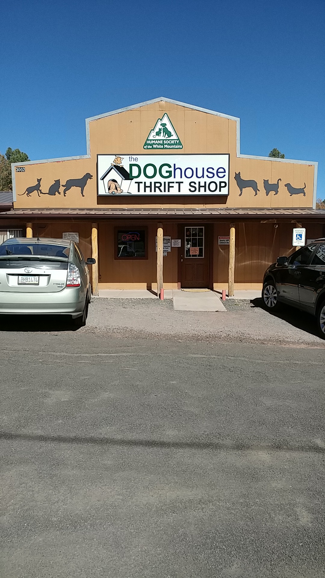 The DOGhouse Thrift Shop in Lake of the Woods