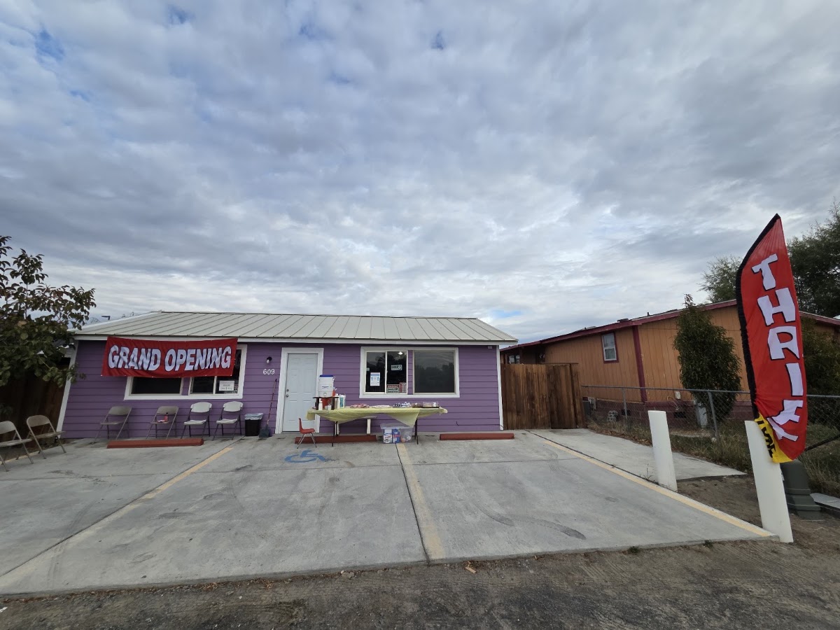 El Gancho Clothing Store in Mattawa