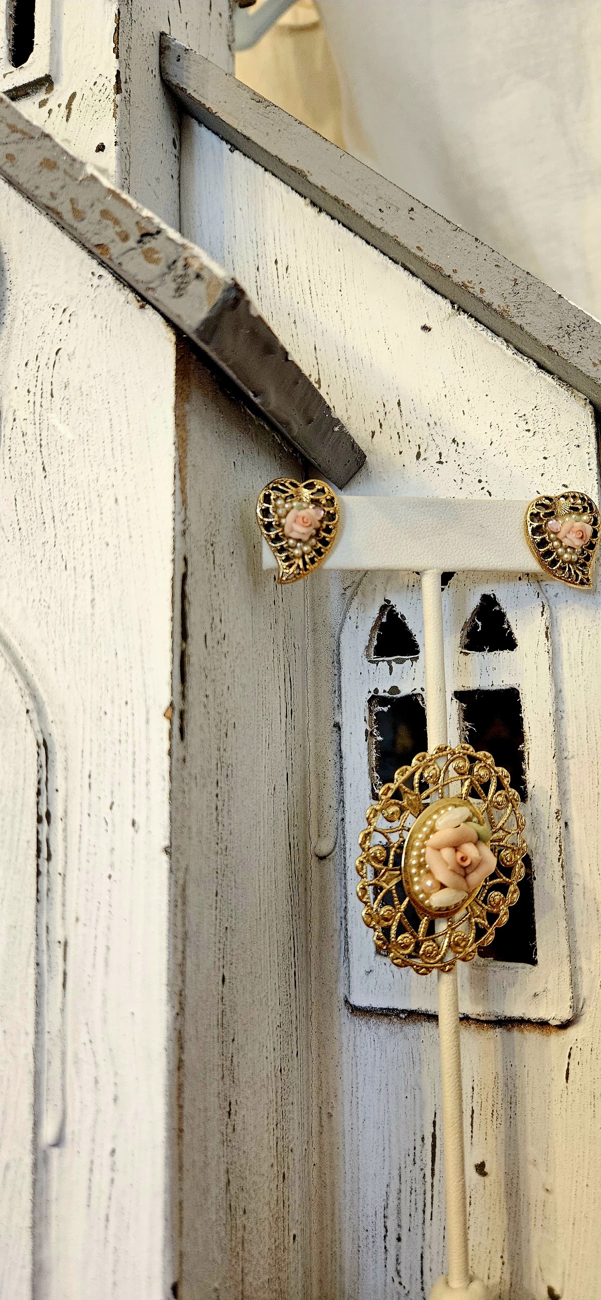Upcycled Cottage "Vintage Finds and Boutique" in Tacoma