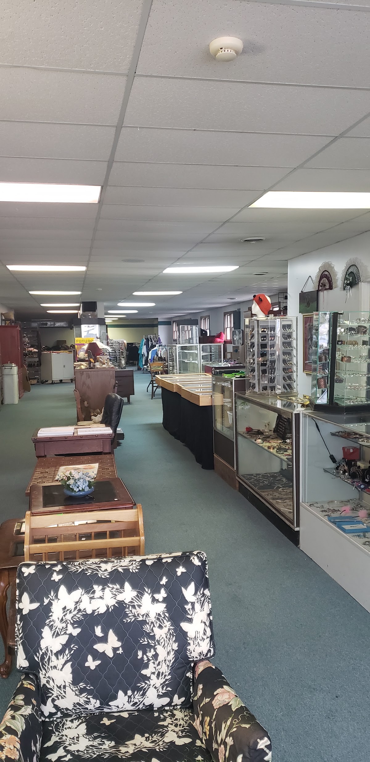 Big Bobs Little Knife Thrift and Gift Co-Op in Shippensburg
