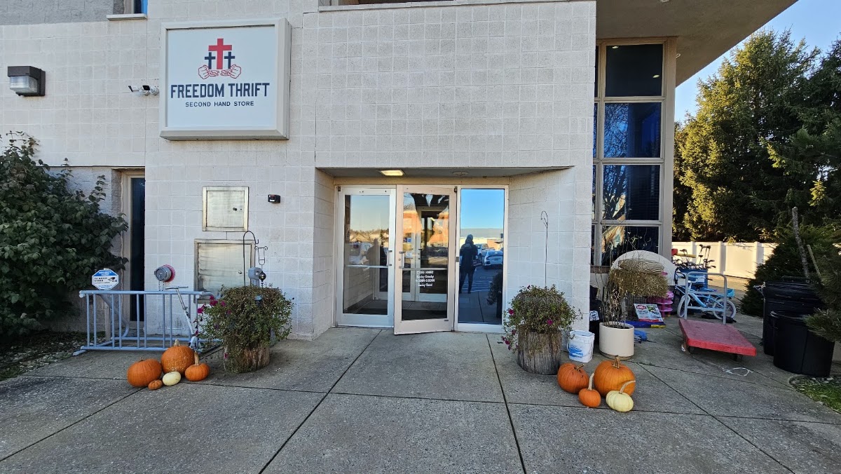 Freedom Thrift in New Holland