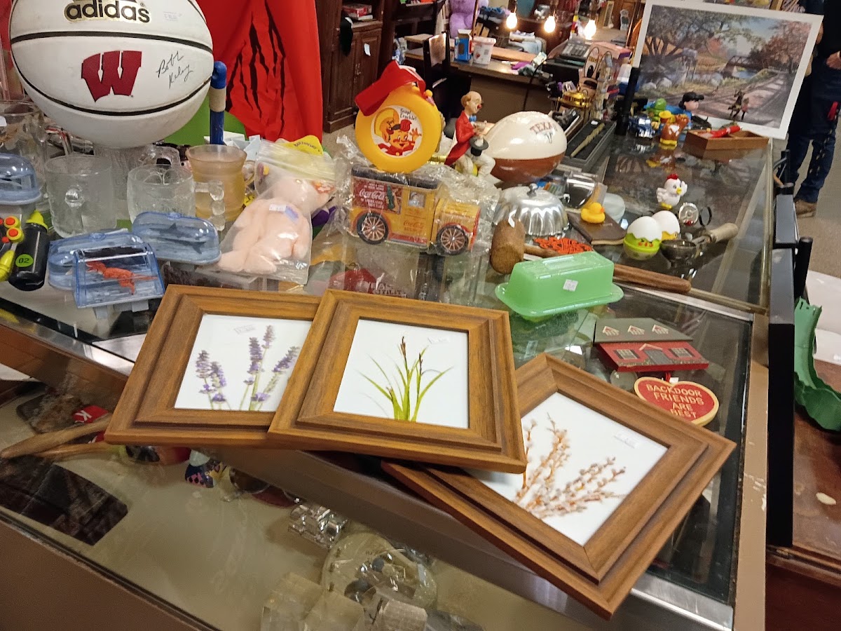 Rustic Rediscoveries Thrift Shop in Portage