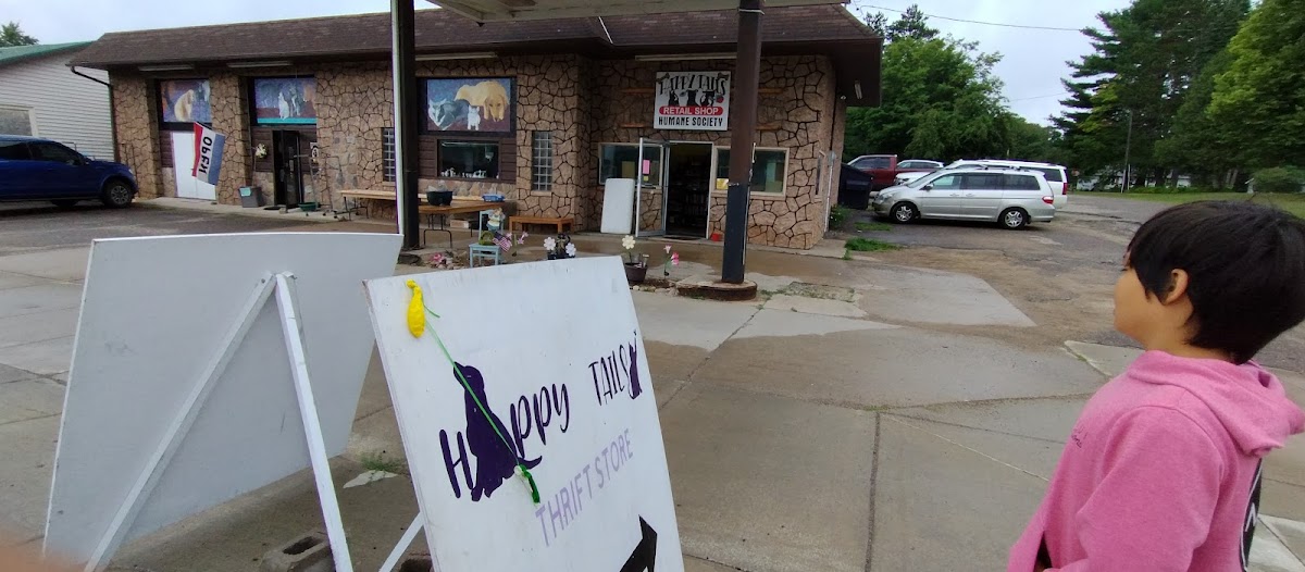 Happy tails retail in Crandon