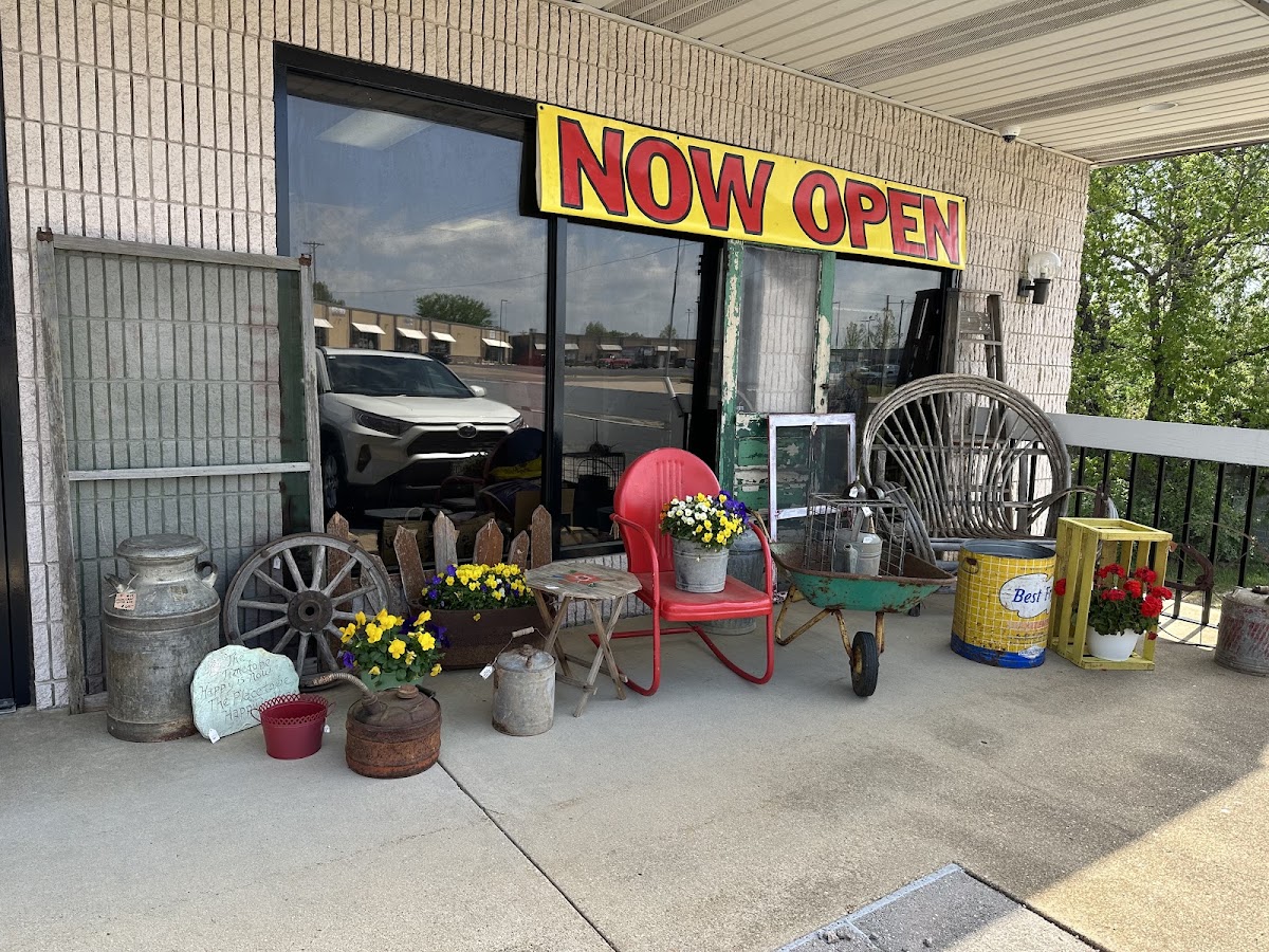 The Picket Fence Market & Antiques in Camdenton