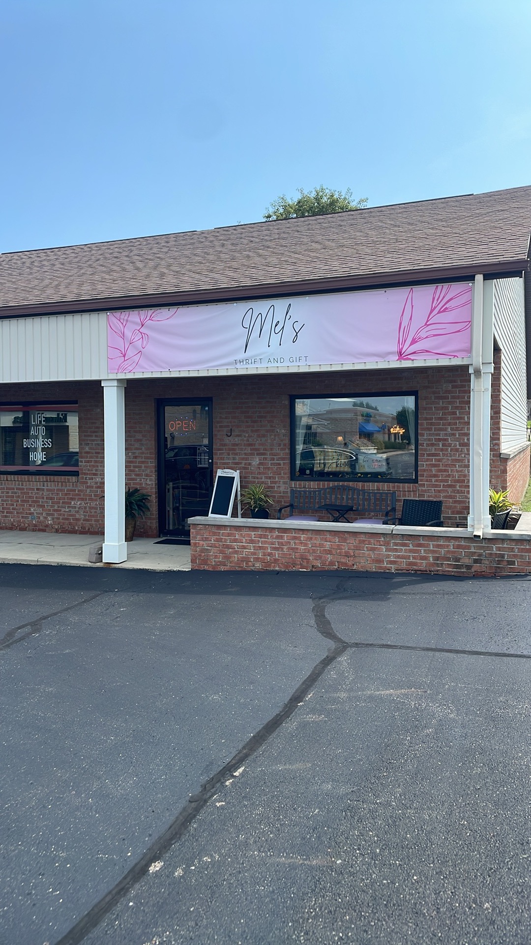 Mel’s Thrift & Gift in Urbana